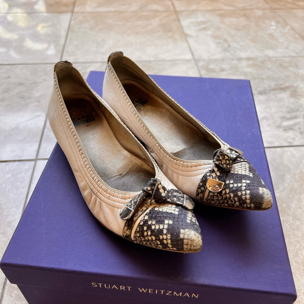 Stuart Weitzman Snakeskin Beige and Black Flats (size 35)